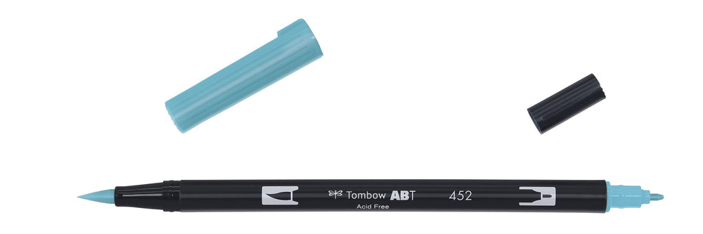 Oversiktsbilde av Tombow Dual Brusg 452 process blue. Bakgrunnen er hvit. 